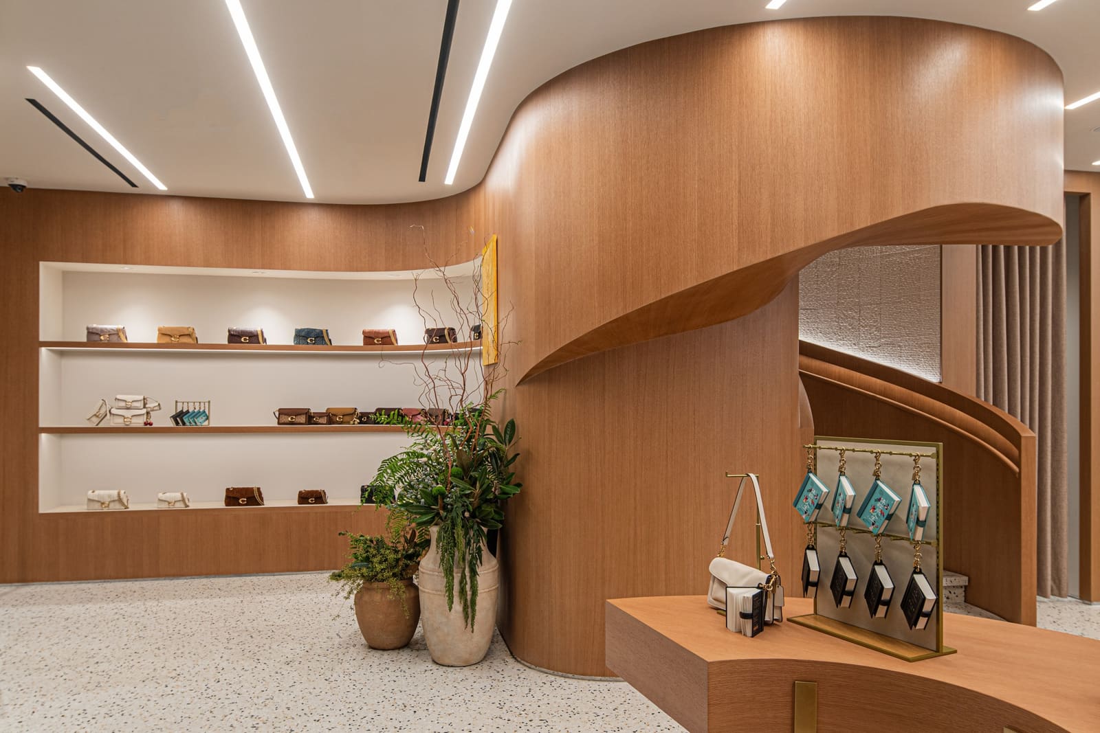 COACH重庆双层旗舰店开业,焕新品牌零售体验